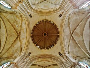 Archivo:Blois Église Saint-Nicolas-Saint-Lomer Innen Vierung