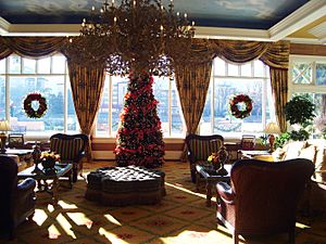 Archivo:Broadmoor Hotel, Xmas, interior