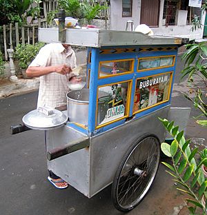 Archivo:Bubur Ayam Travelling Vendor 1