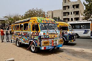 Archivo:Bus in Dakar