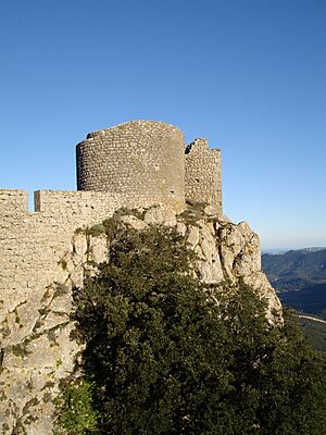 Archivo:Château de Peyrepertuse - Donjon Vieux (ouest)