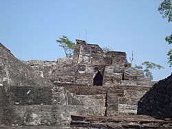 Archivo:Comalcalco Templo IV