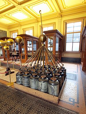 Archivo:Electricity storage in bottles
