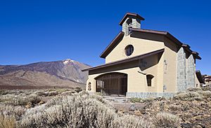Archivo:Ermita de Nuestra Señora de las Nieves, Parque Nacional del Teide, Tenerife, España, 2012-12-16, DD 01