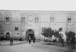 Archivo:Façana del Palacio de los Momos de Zamora amb algunes persones al davant (cropped)