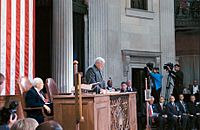 Archivo:Federal Hall Sep 6 2002 Hastert Cheney