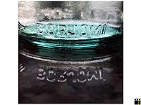 Archivo:Glass bottom of a bottle Borjomi