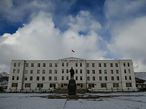 Archivo:Government Building - Uliastai, Zavkhan Aimag, Mongolia