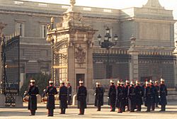 Archivo:Guardias reales en 2001