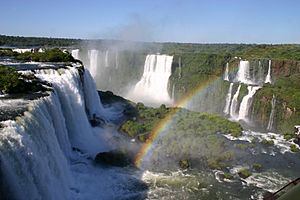 Archivo:Iguassu falls rainbow