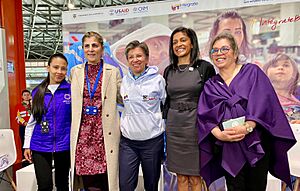 Archivo:Laura Gil and Claudia Lopez with USAID