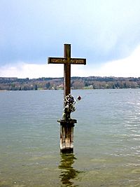 Archivo:Ludwig II Memorial Cross Lake Starnberg
