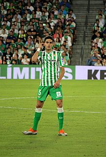 Marc Bartra, durante un encuentro con el Real Betis Balompié.jpg