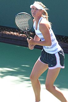 Archivo:Maria Sharapova practicing at Bank of the West Classic 2010-07-25 3
