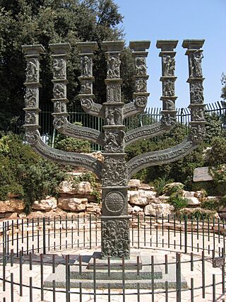 Menora vor der Knesset.jpg