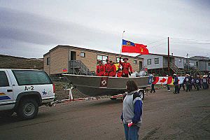 Archivo:Mounties Iqaluit Canada Day 19990701