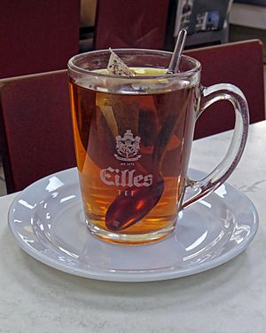 Archivo:Mug of Earl Grey tea, Cafe Express, York Way, London, England 02