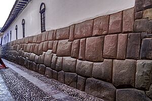 Archivo:Muro inca en la calle Hatunrumiyoq
