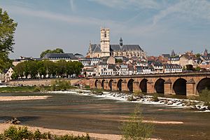Archivo:Nevers-Pont sur la Loire-Cathédrale Saint Cyr et Sainte Julitte-20160502