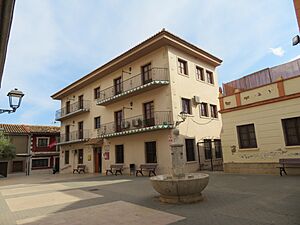 Archivo:Plaza de la Iglesia de Algimia d'Alfara