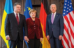 Archivo:Poroschenko Merkel and Biden Security Conference February 2015