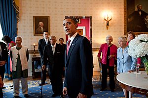 Archivo:President Barack Obama waits in the Blue Room of the White House for the start of an East Room ceremony to present 16 individuals the Presidential Medal of Freedom on Aug. 12, 2009