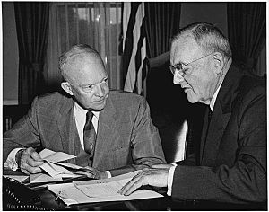 Archivo:President Eisenhower and John Foster Dulles in 1956