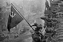 Archivo:Raising a flag over the Reichstag 2