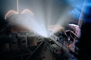 Archivo:STS039-367-006 - STS-39 Critical Ionization Velocity (CIV) gas release from OV-103 payload bay