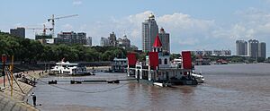 Archivo:South shore of Songhua River, Jiamusi, Aug 2019