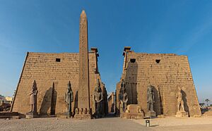 Archivo:Templo de Luxor, Luxor, Egipto, 2022-04-01, DD 02