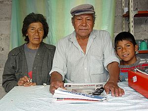 Archivo:The Tolaba Family - Proprietors of Roadside Cafe en route to Cachi - Argentina