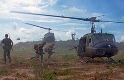 Archivo:UH-1D helicopters in Vietnam 1966