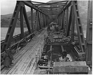 Archivo:WWII, Europe, Germany, "U.S. First Army at Remagen Bridge before four hours before it collapsed into the Rhine" - NARA - 195341
