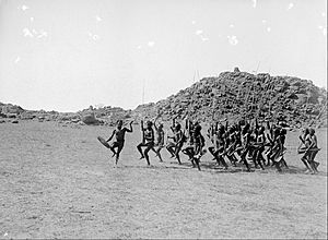 Archivo:Walter Baldwin Spencer and Francis J Gillen - Arrernte welcoming dance, entrance of the strangers, Alice Springs, Central Australia, 9 May 1901 - Google Art Project