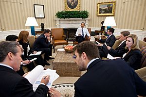 Archivo:White House staff meeting in the Oval Office