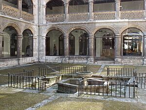 Archivo:10 Valladolid Edificio Las Francesas claustro lou