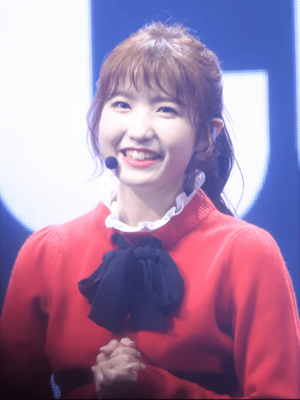 Archivo:181029 IZ*ONE Hitomi 01