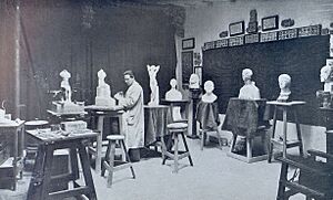 Archivo:1914-07-18, La Esfera, El arte de Mateo Inurria, El ilustre escultor Inurria en su estudio, Campúa (cropped)
