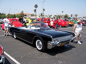 Archivo:1961 Lincoln Continental