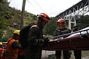 Archivo:20250210 AI ACCIONES HUMANITARIAS DE PNC EJERCITO DE GUATEMALA Y CONRED PUENTE BELICE 0010