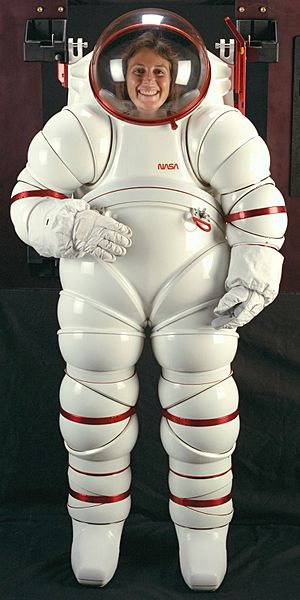 Archivo:AX-5-spacesuit