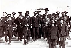 Archivo:Alfonso Torres con Alfonso XIII y autoridadesde Cartagena