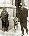 Arturo Alessandri caminando junto a su perro