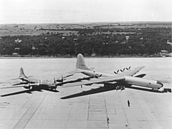 Archivo:B-29 and B-36