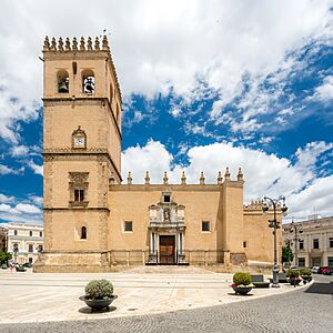Archivo:Badajoz Cathedral 2024 - West Façade