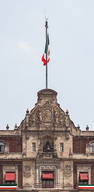Archivo:Balcón principal del Palacio Nacional, México D.F., México, 2013-10-16, DD 103