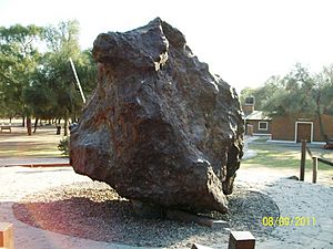 Archivo:Campo del Cielo meteorite, El Chaco fragment, back2