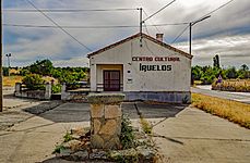 Centro cultural y fuente de Iruelos