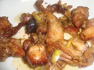 Archivo:Conejo al ajillo, típico de la gastronomía popular española
